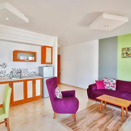 Kaş, Merkezde, Denize Yakın, Balkonlu, Konforlu Daireler 2*