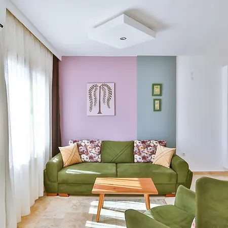 Kaş, Merkezde, Denize Yakın, Balkonlu, Konforlu Daireler
