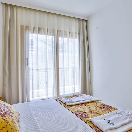 Kaş, Merkezde, Denize Yakın, Balkonlu, Konforlu Daireler 2*